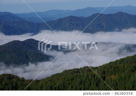 從福井縣今館郡池田町邊科山眺望池田町的低雲 86160358