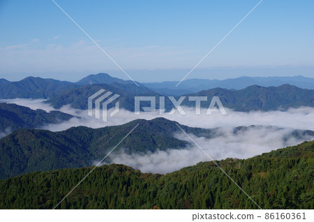 從福井縣今館郡池田町邊科山眺望池田町的低雲 86160361
