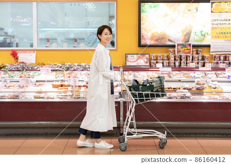 婦女在超市購物 86160412