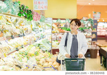 婦女在超市購物 婦女在超市購物 86160448