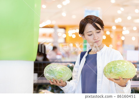 婦女在超市購物 86160451