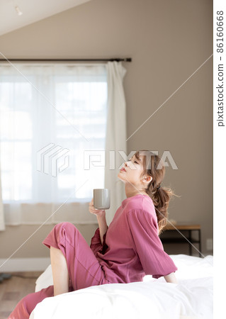 A woman relaxing in bed 86160668