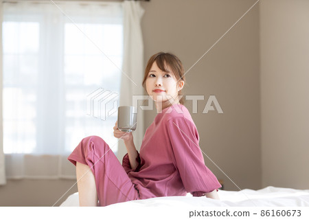 A woman relaxing in bed 86160673