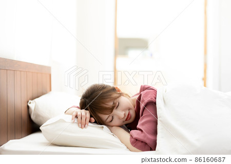 一位女士睡覺 86160687
