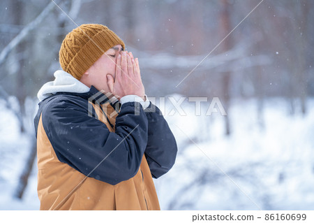 A man in the snow (cold) 86160699