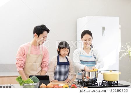 Home time: Family enjoying cooking 86160863