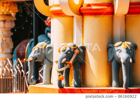 Mapusa, Goa, India. Elephant Statue Near The Shree Ganesh Mandir, Ganeshpuri Temple. Famous Landmark And Popular Destination 86160922