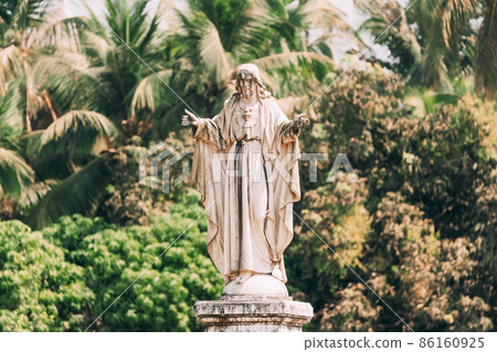 Old Goa, India. Cathedral Of St. Paul And Statue Of Jesus In Sunny Day Old Goa, India. Cathedral Of St. Paul And Statue Of Jesus In Sunny Day 86160925