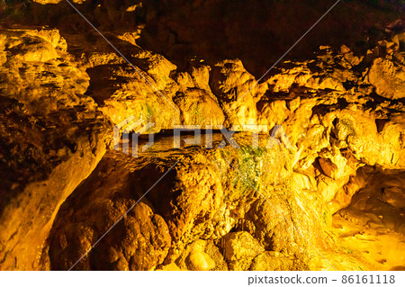Puddle in the cave Puddle in the cave 86161118