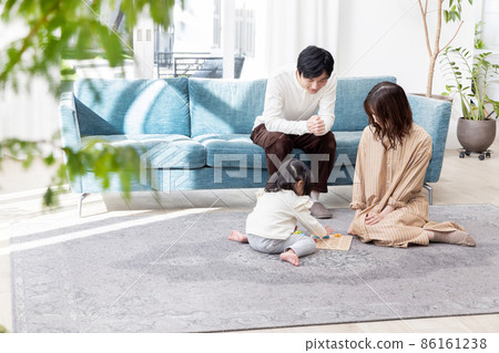 享受築巢和家庭時間的家庭 享受築巢和家庭時間的家庭 86161238