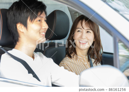 Couple going shopping 86161256