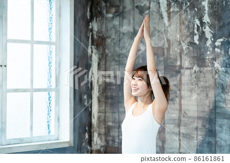 Women who do yoga Women who do yoga 86161861