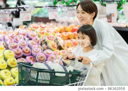 父母和孩子在超市購物 86162058