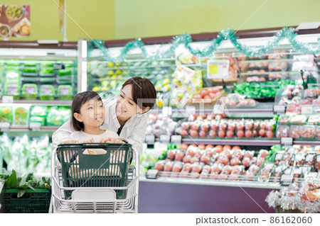 Parents and children shopping at the supermarket Parents and children shopping at the supermarket 86162060