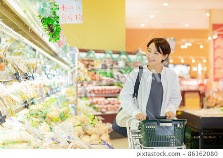 Women shopping at supermarkets Women shopping at supermarkets 86162080
