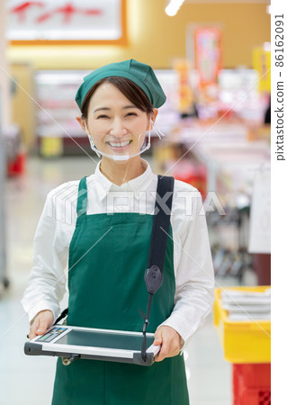 在超市工作的女性 在超市工作的女性 86162091