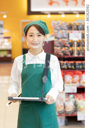在超市工作的女性 在超市工作的女性 86162092