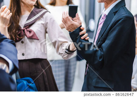 Middle-aged man arrested on the train 86162647