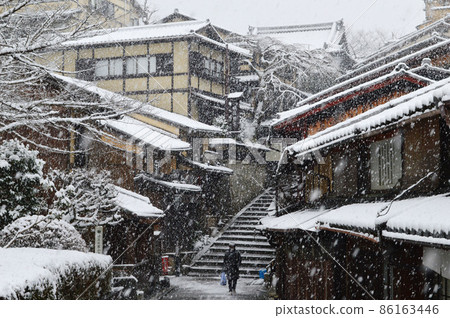 Heading to Sannen-zaka, Higashiyama, Kyoto, where it snows in the early morning of January 86163446