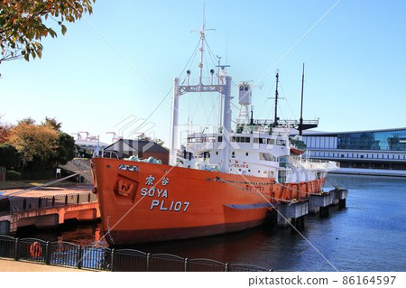 The first Antarctic observation ship [Soya] 86164597
