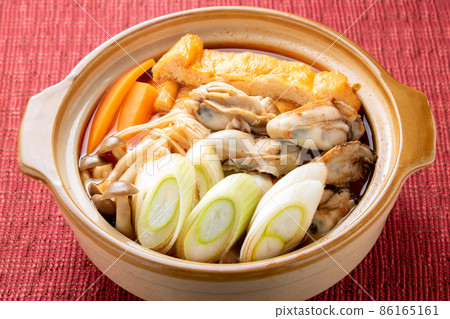 一個人的小鍋裡的牡蠣泡菜鍋。 86165161