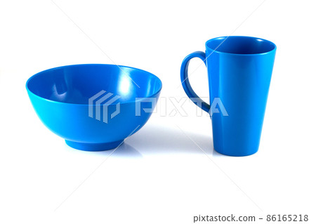 Blue disk and green cup isolate 86165218