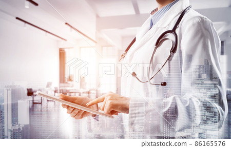 Successful doctor and modern technologies. 86165576