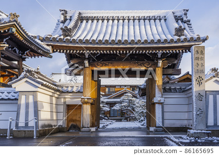 Temple gate on a snowy morning Temple gate on a snowy morning 86165695