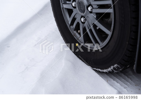 用無釘輪胎在雪路上奔跑 用無釘輪胎在雪路上奔跑 86165998