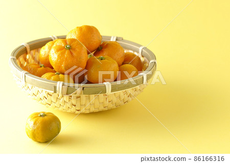 Ripe sudachi in a colander Ripe sudachi in a colander 86166316