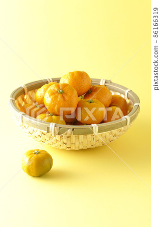 Ripe sudachi in a colander 86166319