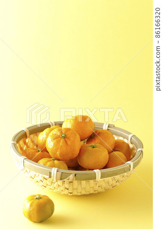 Ripe sudachi in a colander Ripe sudachi in a colander 86166320