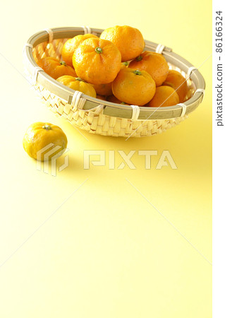 Ripe sudachi in a colander Ripe sudachi in a colander 86166324