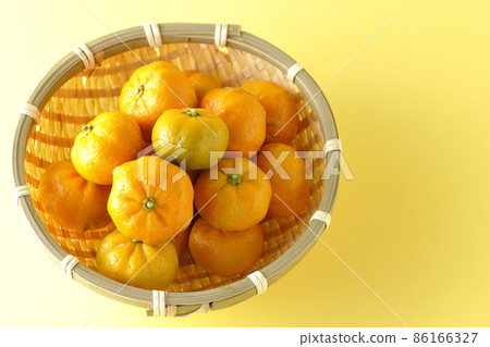Ripe sudachi in a colander Ripe sudachi in a colander 86166327