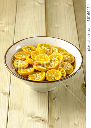 Sudachi soba with lots of ripe sudachi slices Sudachi soba with lots of ripe sudachi slices 86166434