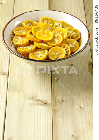 Sudachi soba with lots of ripe sudachi slices Sudachi soba with lots of ripe sudachi slices 86166435