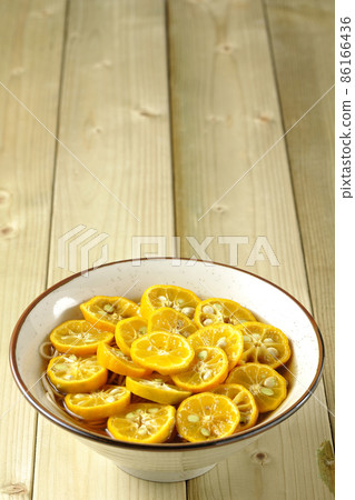 Sudachi soba with lots of ripe sudachi slices Sudachi soba with lots of ripe sudachi slices 86166436