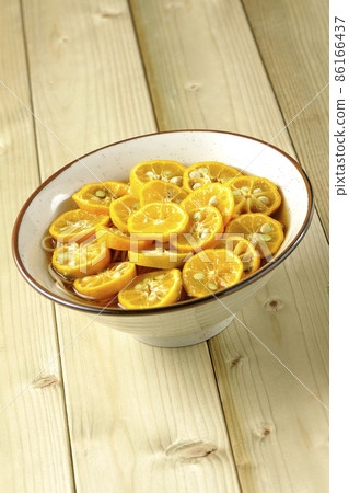 Sudachi soba with lots of ripe sudachi slices Sudachi soba with lots of ripe sudachi slices 86166437