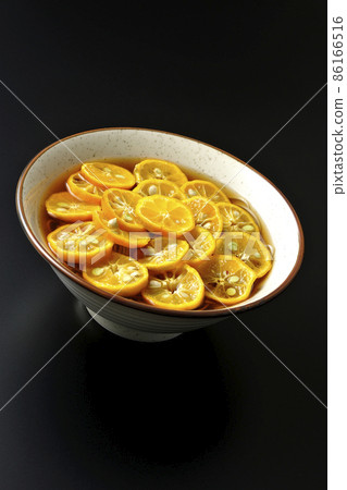 用黑色背景上很多成熟的 sudachi 片拍攝了 Sudachi 蕎麥麵 86166516