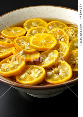 用黑色背景上很多成熟的 sudachi 片拍攝了 Sudachi 蕎麥麵 用黑色背景上很多成熟的 sudachi 片拍攝了 Sudachi 蕎麥麵 86166517