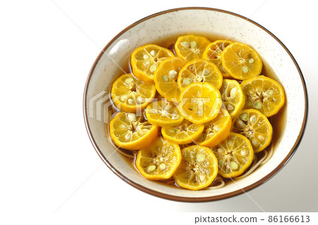 鳥瞰 Sudachi 蕎麥麵，白色背景上有很多成熟的 sudachi 切片 86166613