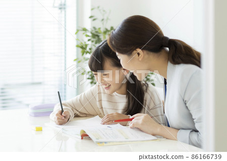 在補習班接受個別指導的女小學生 86166739
