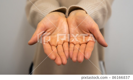 Female hand receiving a gift 86166837
