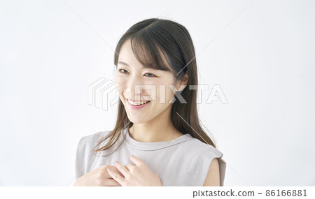 女性微笑白色背景 86166881