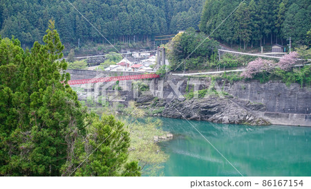 Tatsuyama Bridge over the Tenryu River directly under the Akiba Dam (Hamamatsu City, Shizuoka Prefecture) 86167154