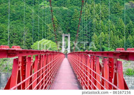 Tatsuyama Bridge over the Tenryu River directly under the Akiba Dam (Hamamatsu City, Shizuoka Prefecture) 86167156