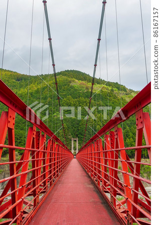 Tatsuyama Bridge over the Tenryu River directly under the Akiba Dam (Hamamatsu City, Shizuoka Prefecture) 86167157