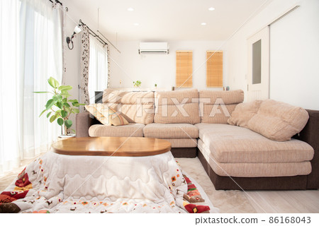 Large living room with kotatsu 86168043