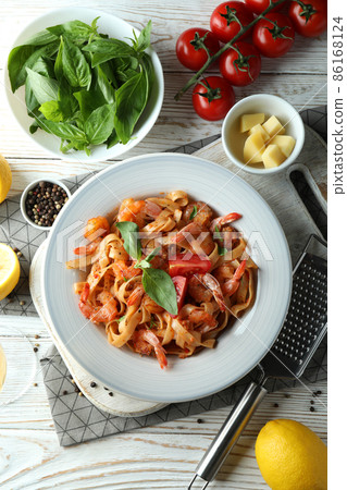 Concept of cooking shrimp pasta on white wooden table 86168124