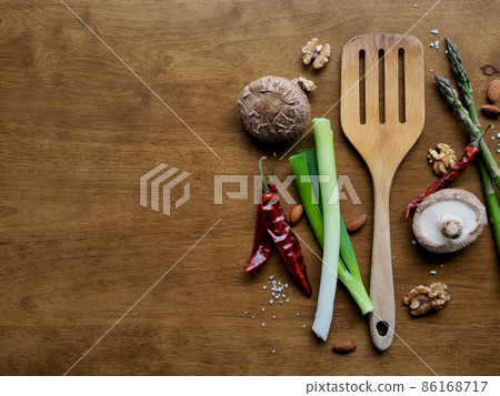 木製炊具、鍋鏟、核桃、蘆筍、鹽、辣椒、蔥、蘑菇 86168717